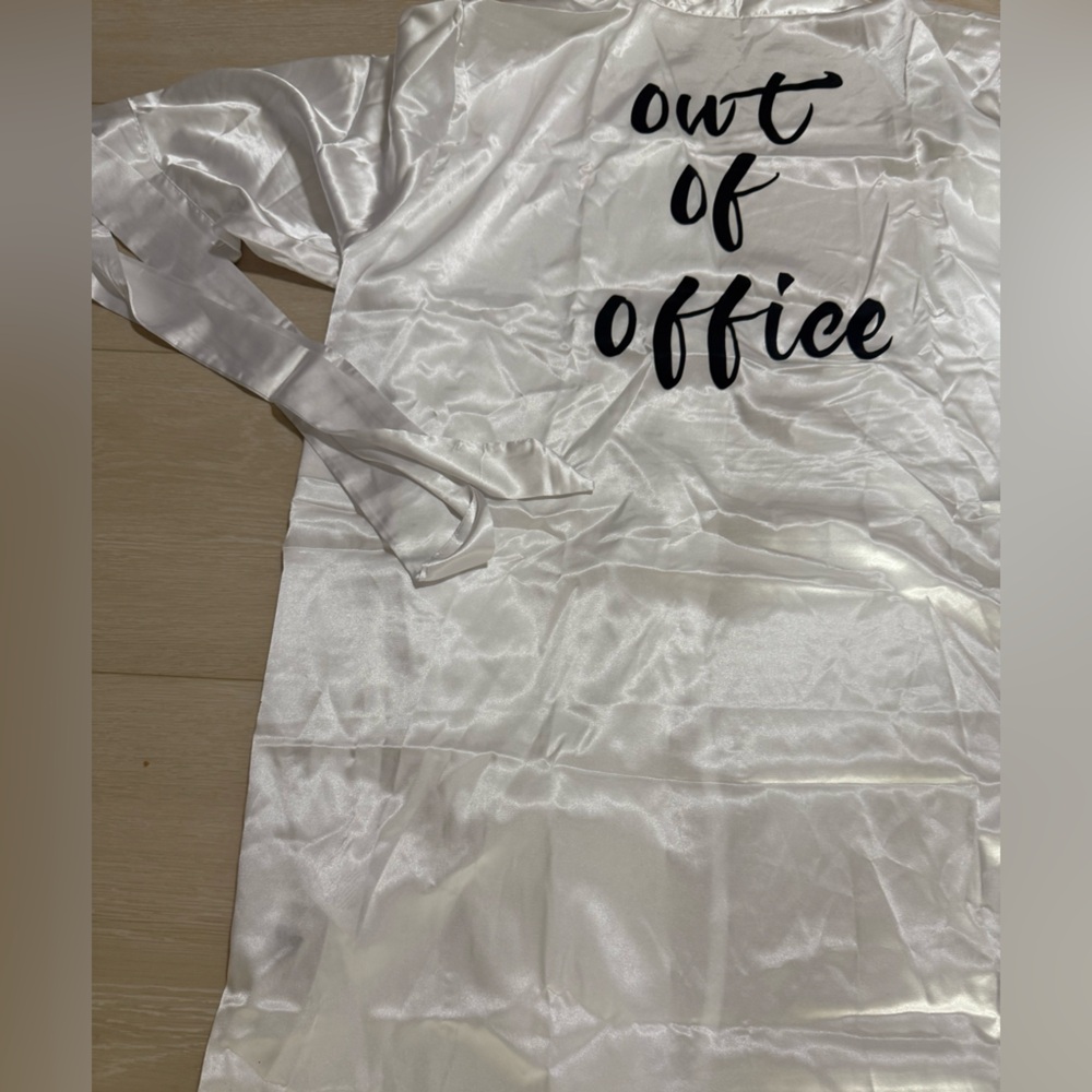 ✨ Out Of Office White Robe - Picture 2 of 4
